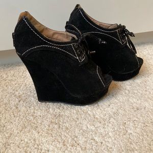Women’s size 6 shoes
